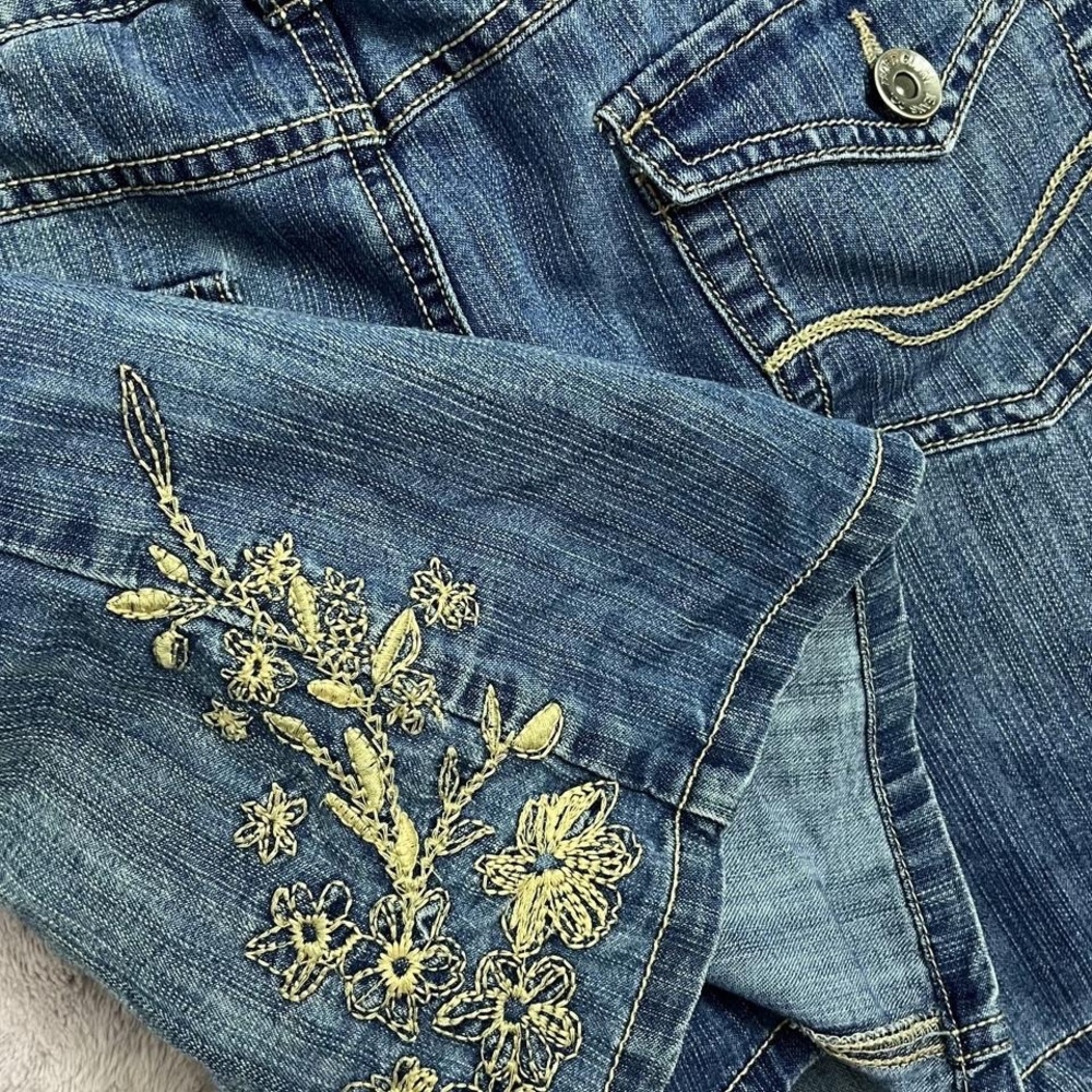 Vintage y2k skirt with flower embroidery design and cute pockets